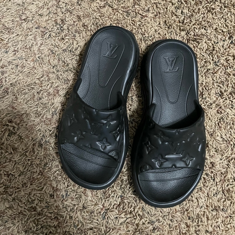 AUTHENTIC LOUIS VUITTON NEW 1AAE6J black POOL 55 MULE sz 37-7 USA